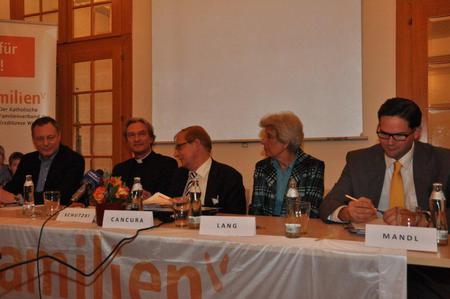 Fotocredit: KFVW/Cancura v.l.n.r.: GR Heinz Vettermann, Bischofsvikar P. Dariusz Schutzki, Mag. Andreas Cancura, Mag. Mechtild Lang, Mag. Lukas Mandl