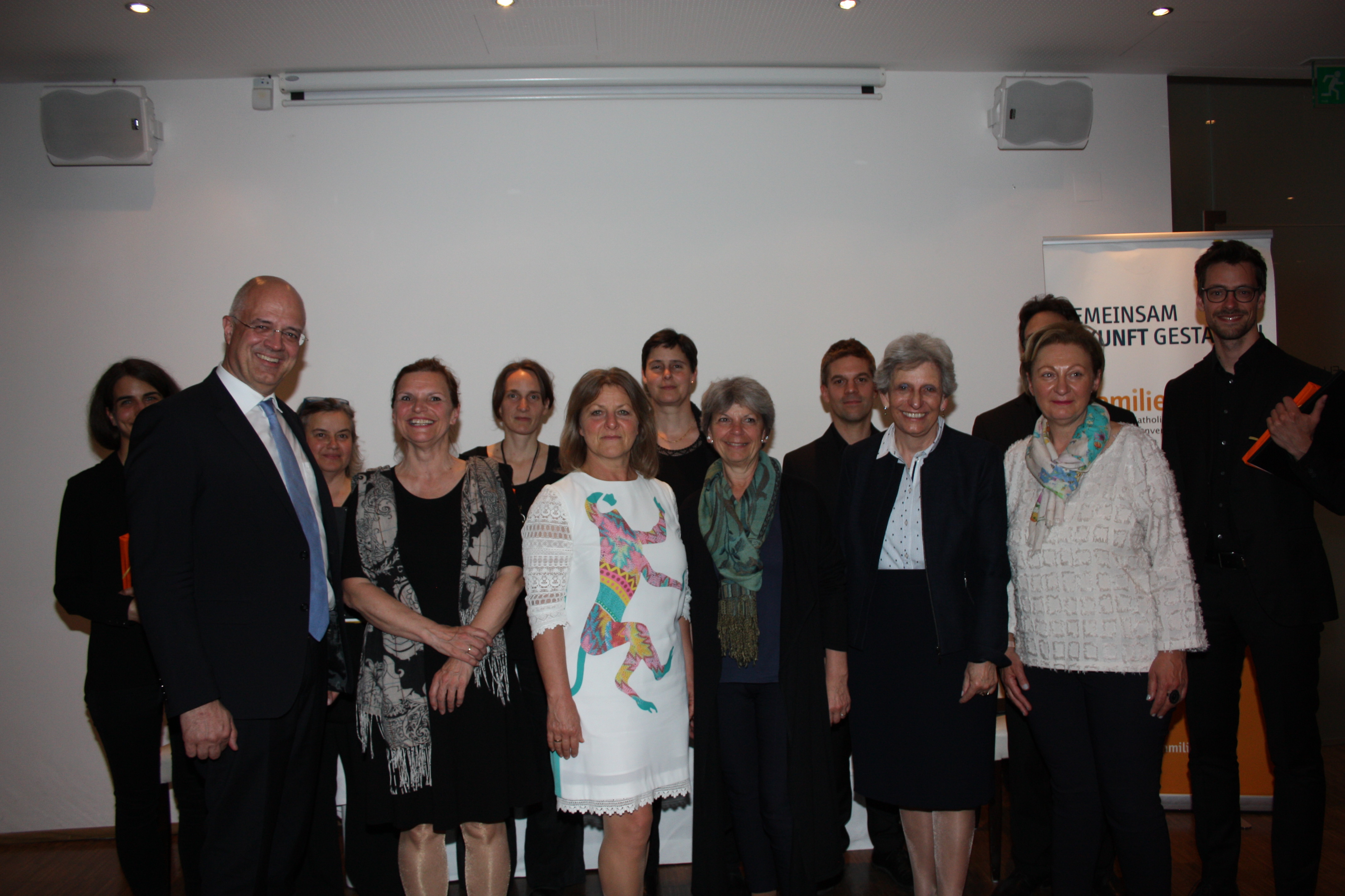 Gruppenbild der Geehrten mit Chor und Vorstand des Katholischen Familienverbandes