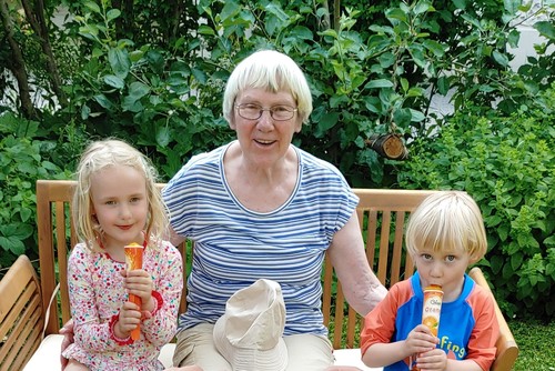 Oma zwei Enkel / Bettina Furley Welttag der Großeltern