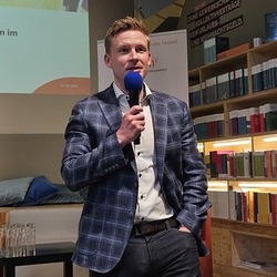 Jungvater Christoph Winter: 'Beide Elternteile in Elternteilzeit muss man sich leisten können? Nein, weil zwei Mal 80 Prozent sind zusammen 160 Prozent Verdienst!'