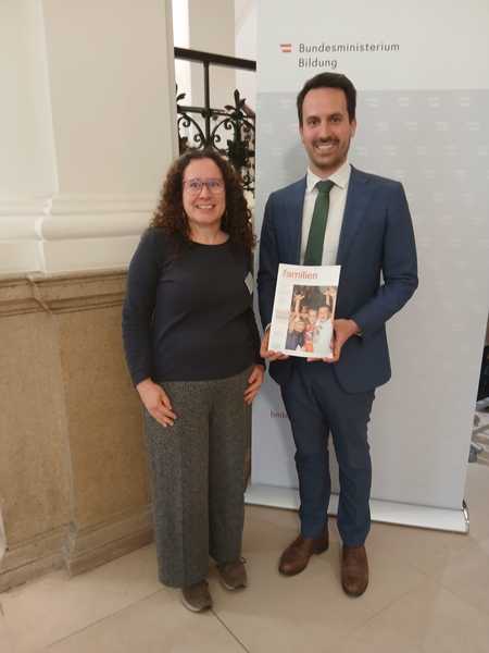 Bildungsreferentin Brigitte Wurzer mit Bildungsminister Christoph Wiederkehr / KFÖ/ Wurzer Bildungsreferentin Brigitte Wurzer mit Bildungsminister Christoph Wiederkehr